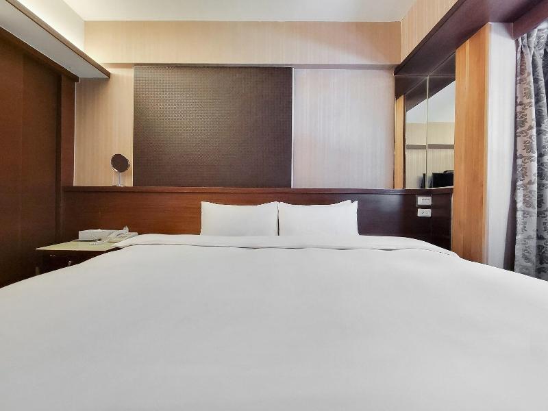 Check Inn Express Taichung Fengchia image