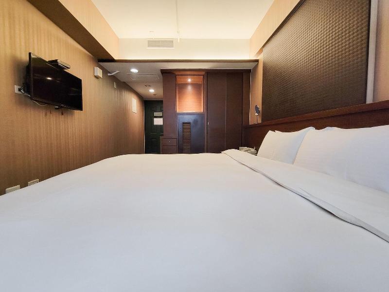 Check Inn Express Taichung Fengchia image