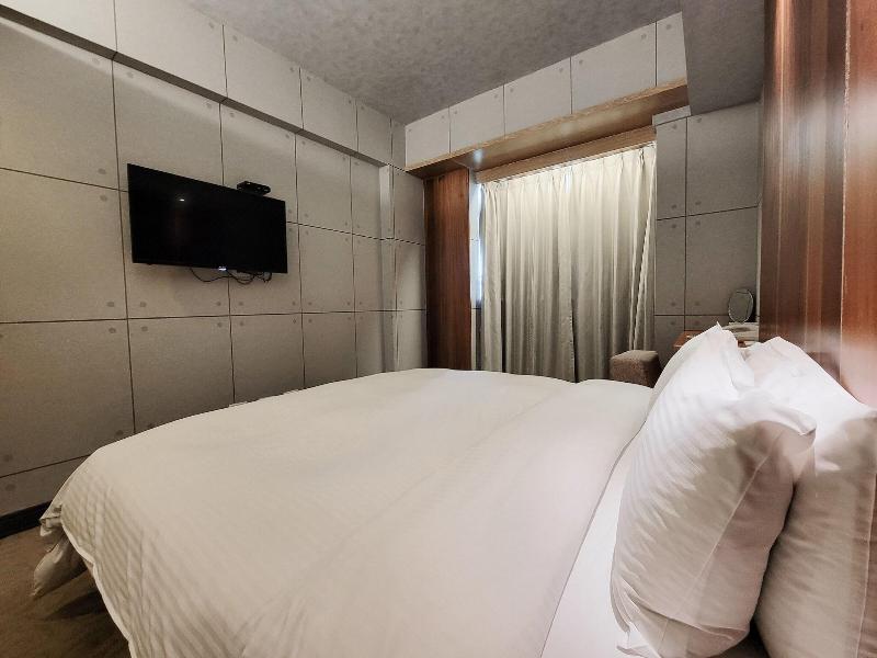Check Inn Express Taichung Fengchia image