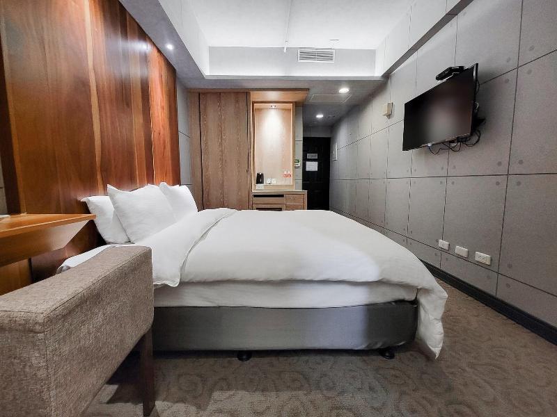 Check Inn Express Taichung Fengchia image