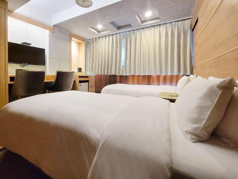Check Inn Express Taichung Fengchia image