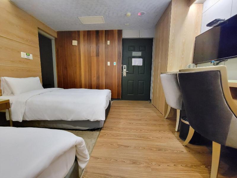 Check Inn Express Taichung Fengchia image