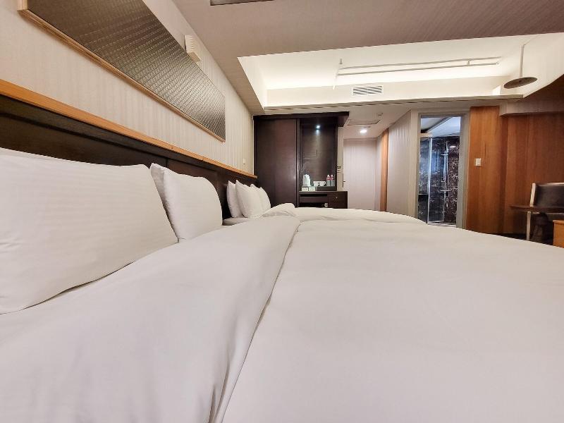 Check Inn Express Taichung Fengchia image
