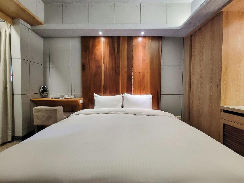 Check Inn Express Taichung Fengchia image