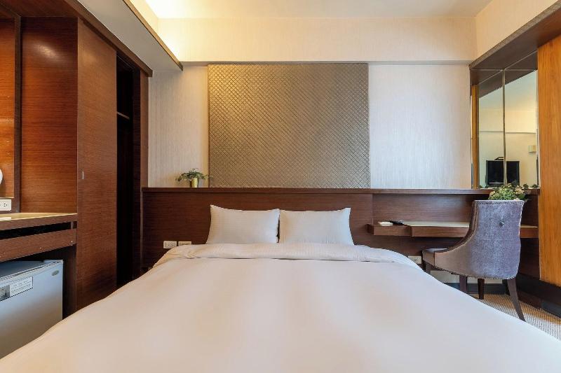 Check Inn Express Taichung Fengchia image
