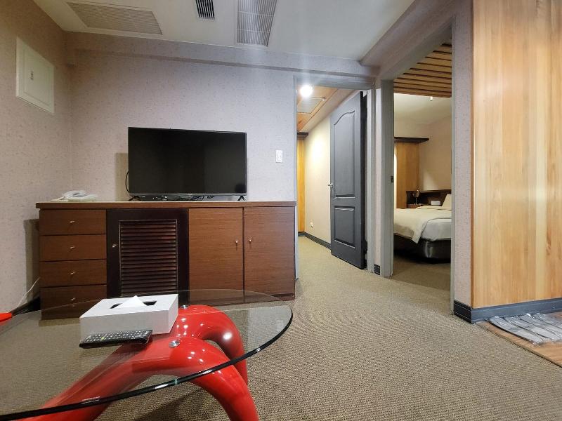 Check Inn Express Taichung Fengchia image