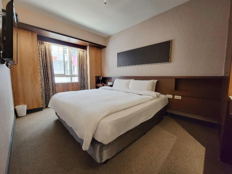 Check Inn Express Taichung Fengchia image