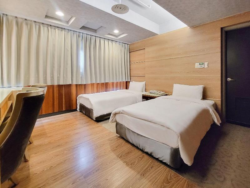 Check Inn Express Taichung Fengchia image