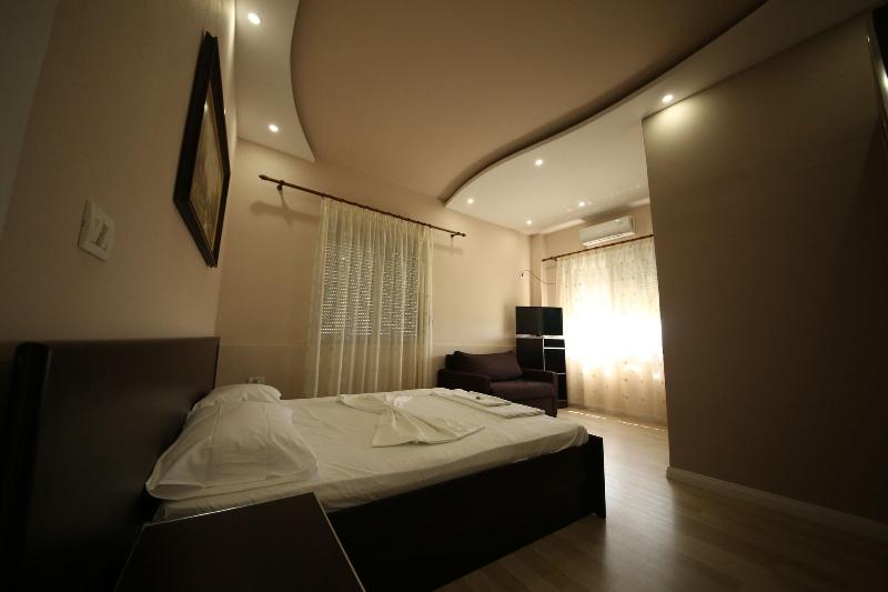 Hotel Holiday image