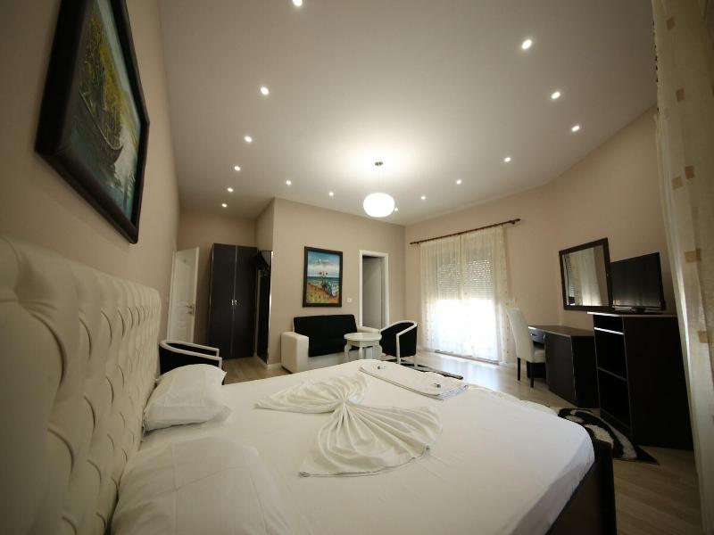 Hotel Holiday image