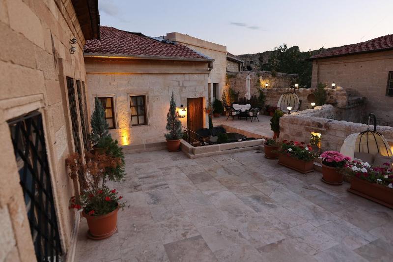 Shadow Cave House image