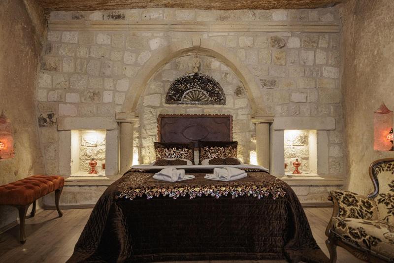 Shadow Cave House image