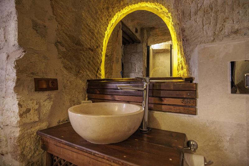 Shadow Cave House image