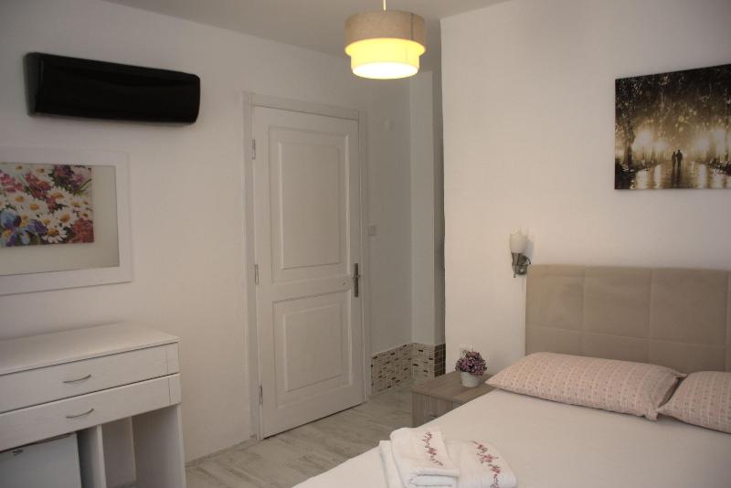 Tepe Hotel Alaã§atä± image
