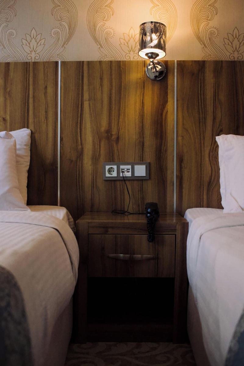 Crystall Hotel image