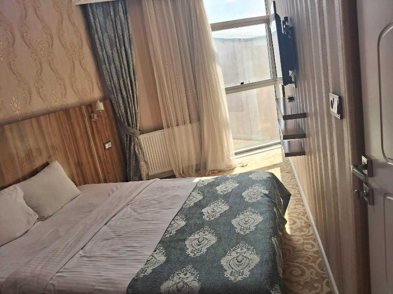 Crystall Hotel image