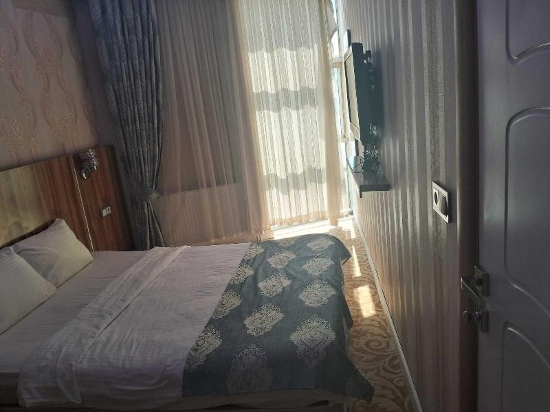 Crystall Hotel image