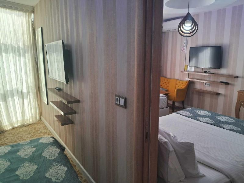 Crystall Hotel image
