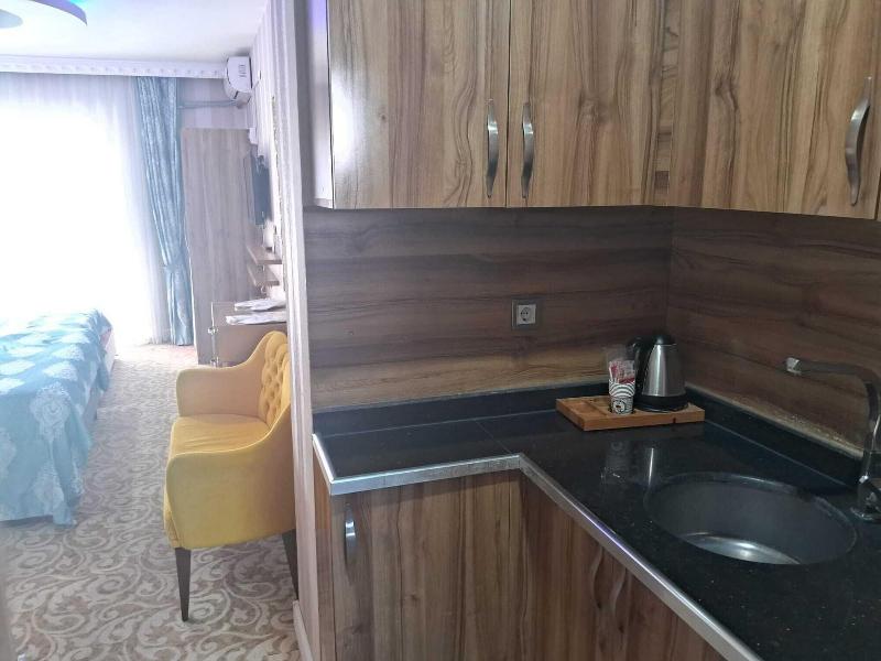 Crystall Hotel image