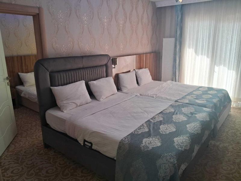 Crystall Hotel image