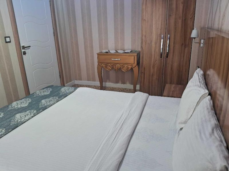 Crystall Hotel image
