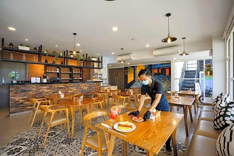 Kaloka Airport Hotel image