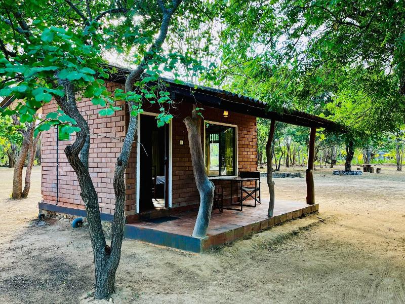 Funky Leopard Safari Lodge Bordering Yala National image