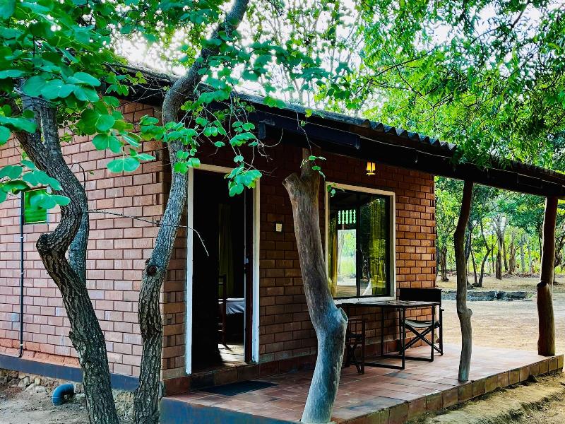Funky Leopard Safari Lodge Bordering Yala National image