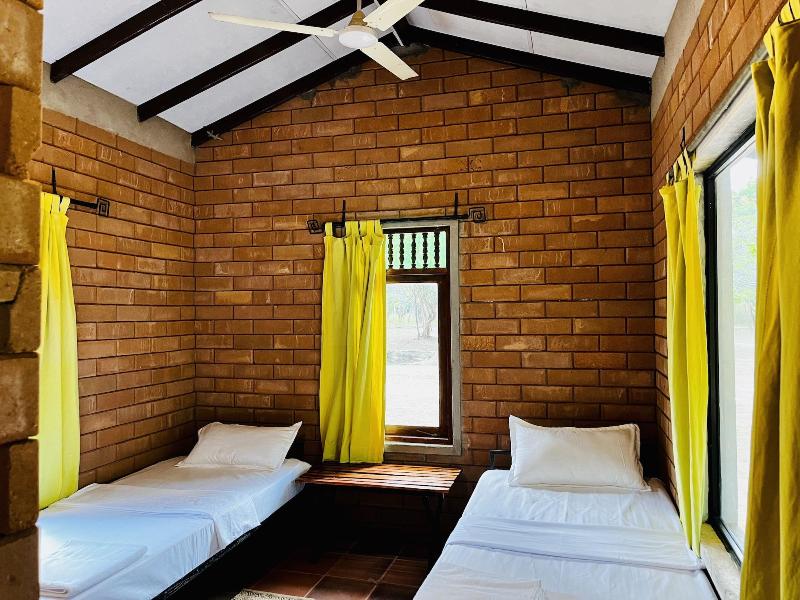 Funky Leopard Safari Lodge Bordering Yala National image