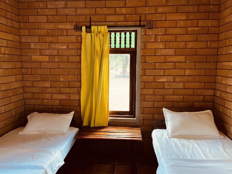 Funky Leopard Safari Lodge Bordering Yala National image