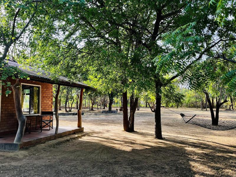 Funky Leopard Safari Lodge Bordering Yala National image