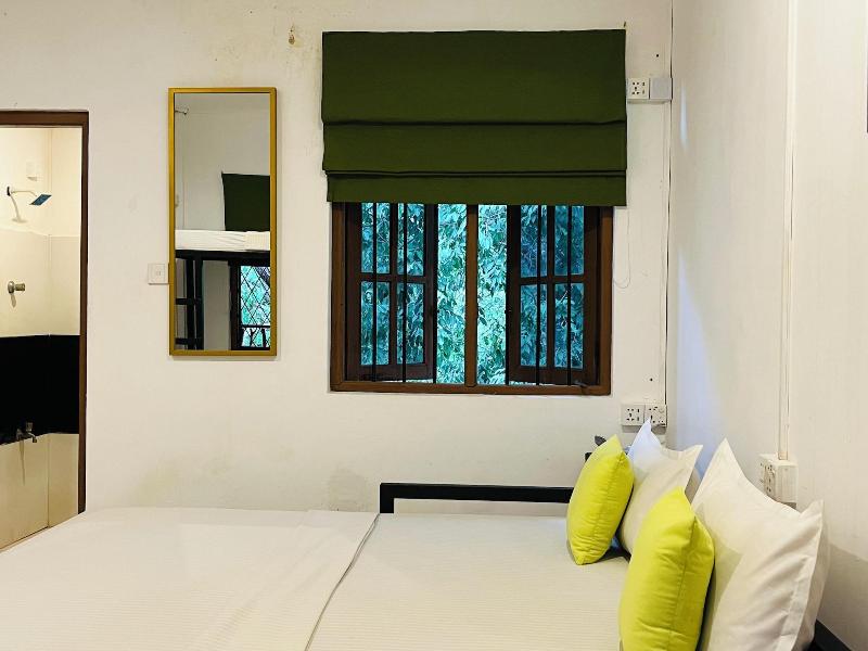 Funky Leopard Safari Lodge Bordering Yala National image