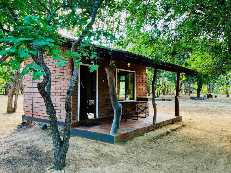 Funky Leopard Safari Lodge Bordering Yala National image
