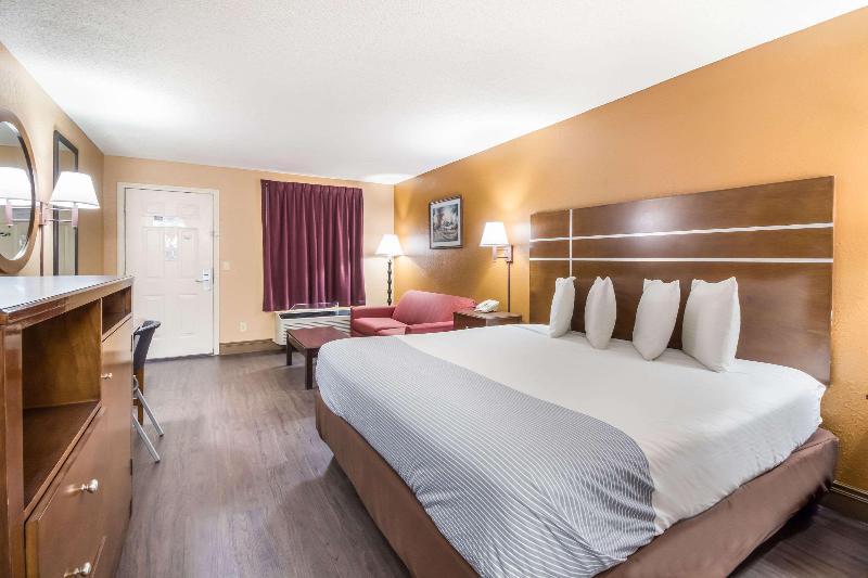 Econo Lodge Selmer image