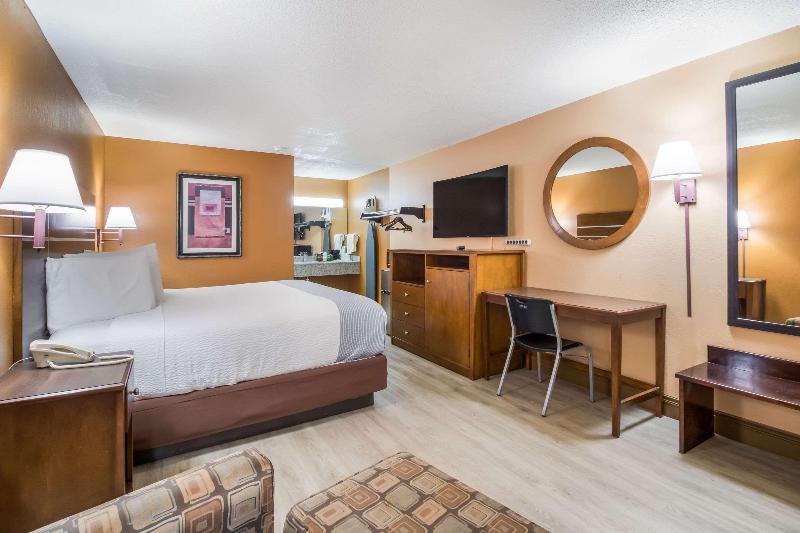 Econo Lodge Selmer image