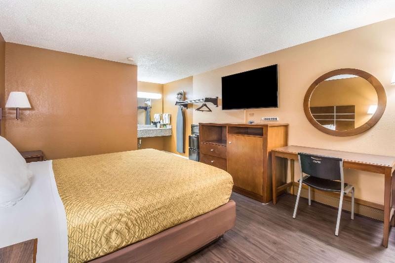 Econo Lodge Selmer image