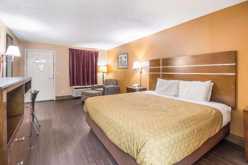 Econo Lodge Selmer image