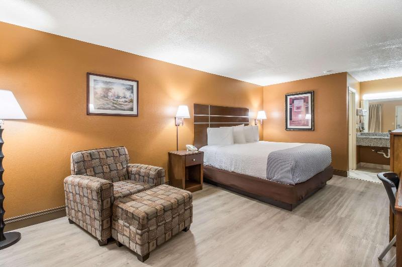 Econo Lodge Selmer image