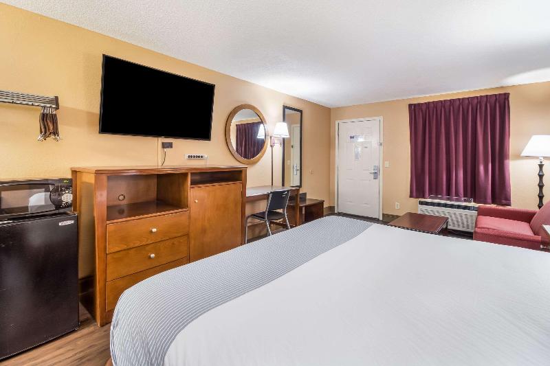 Econo Lodge Selmer image