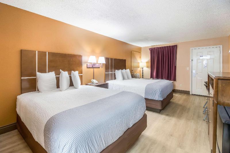 Econo Lodge Selmer image