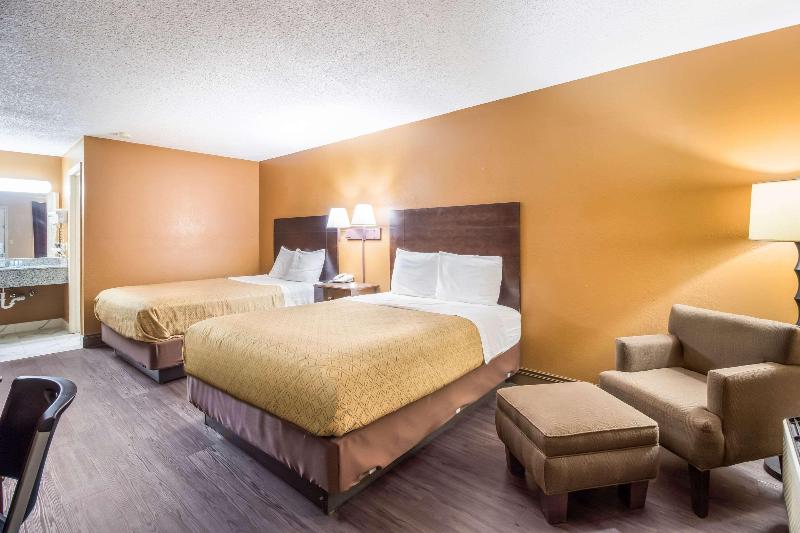 Econo Lodge Selmer image