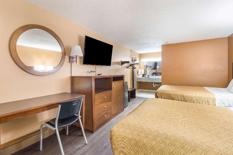 Econo Lodge Selmer image