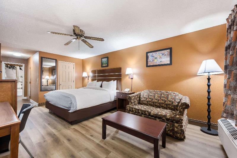 Econo Lodge Selmer image