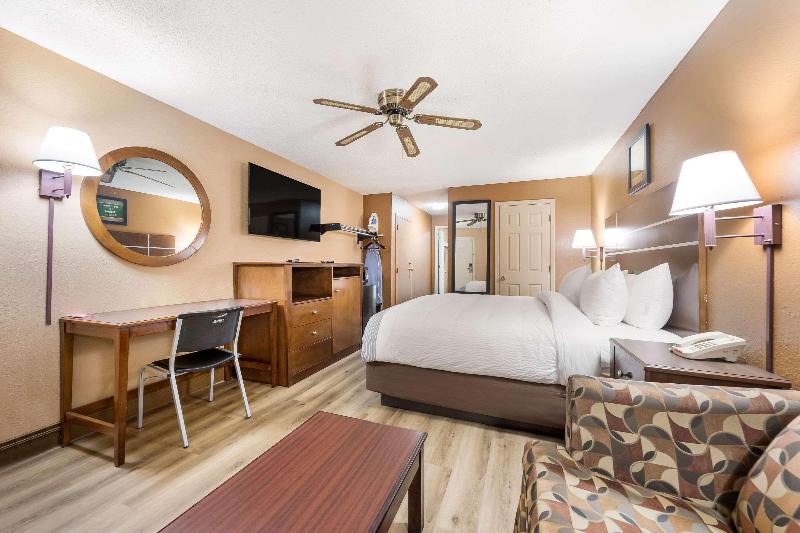 Econo Lodge Selmer image