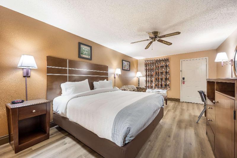 Econo Lodge Selmer image