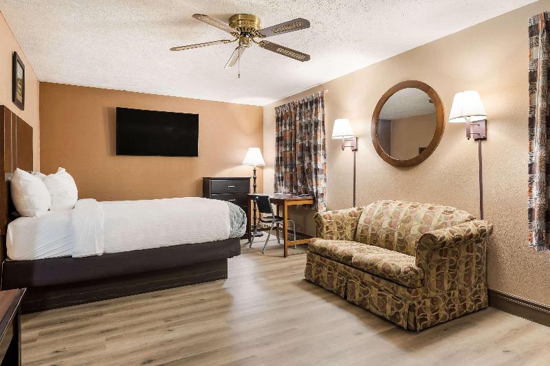 Econo Lodge Selmer image