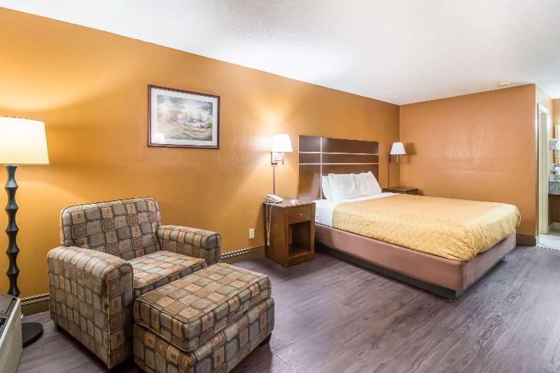 Econo Lodge Selmer image