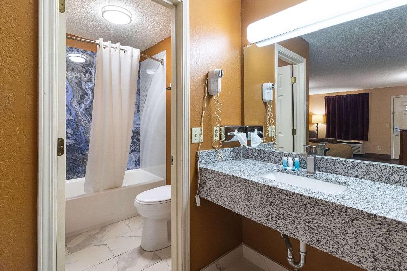 Econo Lodge Selmer image