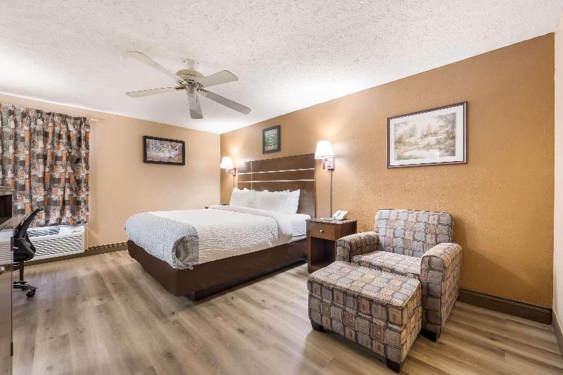 Econo Lodge Selmer image