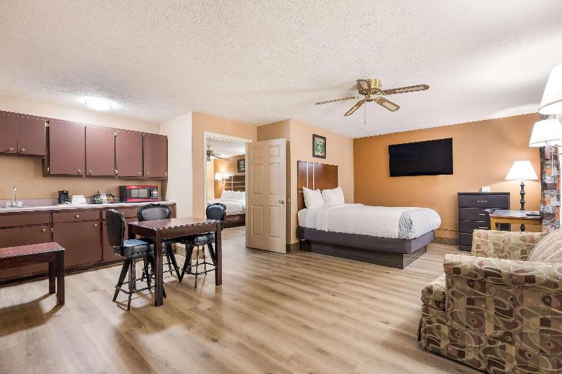 Econo Lodge Selmer image
